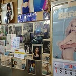 Shinkawaya Saketen - 女性多めの写真ペタペタの店内壁。