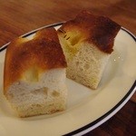 クオーレ・フォルテ - 前回どうしても気なって仕方なかったフォカッチャをリベンジ。これで100yenは安いでしょう！ジャムもうましぃ～。