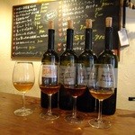 クオーレ・フォルテ - ㊧テーブルワインダリオビアンコ㊥trebez2006樹齢の高い凝縮＋大ダルで熟成㊥pinot grigio2006はpinot grigio100％＋マセラシオンが高いので赤に近い㊨jokot2006