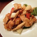 龍天楼 - 宮崎地鶏若鳥とカシューナッツ炒め　小皿に取り分け