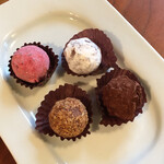 スイーツガーデン ユウジアジキ - 右上、白のトリュフはアルザンス産スパークリングワインのガナッシュ！これだけは固めのガナッシュで、アルコールの風味が効いています！