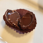 スイーツガーデン ユウジアジキ - 紀土スパークリングのガナッシュ！中はトロトロ。ほのかな梅の甘酸っぱさとアルコールが効いて爽やか！