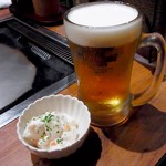 広島お好み焼き&鉄板焼 呑兵衛 - お通しのポテトサラダとビール