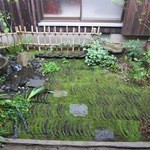 踵屋敷 - 中庭もコンクリートだった場所をオーナーがコツコツと苔を植えたりしてお造りになったとか