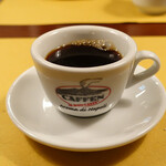 イル・バーカロ - フリードリンクのホットコーヒー。カップにCaffen Napoliの刻印があります。