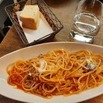 ラ カッレッタ - この日のパスタはスパゲッティ豚ミンチときのこのトマトソース、カリッと香ばしい自家製フォカッチャ