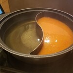 Shabuyou - 基本の出汁と、激辛味噌スープ。
