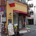 Trattoria La Grotta - 目立つようで目立たない