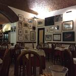 Trattoria Carmen - 店内はかなり暗いですが気にしている人はいないみたい　煌々と電気つけるのはおしゃれじゃないって感じがします