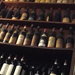 Trattoria Carmen - 古のボトルが飾られている棚がありました　こういうのって掃除しないほうが格好良くみえるものですね（笑）