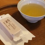 SunnyHills - 試食のパイナップルケーキとお茶