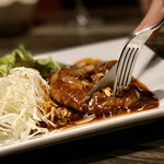 炙りにく寿司食べ放題と食べ飲み放題 個室居酒屋 灯 - ⭐️三河ポークのトンテキ灯風
濃厚ソース！脂がめちゃジューシーでご飯欲しくなっちゃった(〃▽〃)