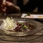 炙りにく寿司食べ放題と食べ飲み放題 個室居酒屋 灯 - ⭐️・馬刺しのカルパッチョ数量限定@880
オニオンスライスとカイワレを巻いていただきます、タレに着けてある馬刺で珍しい。