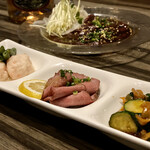 炙りにく寿司食べ放題と食べ飲み放題 個室居酒屋 灯 - ⭐️お通し
・きゅうりのチャンジャくらげ和え
・牛タンのローストビーフ
・カニつみれ←ふわふわで優しいお出汁