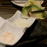 炙りにく寿司食べ放題と食べ飲み放題 個室居酒屋 灯 - ⭐️アボカド天ぷら
ディップは、ワサビマヨ！これいけました！あとは岩塩にもつけて。美味しいです。