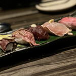 炙りにく寿司食べ放題と食べ飲み放題 個室居酒屋 灯 - ⭐️お任せ肉握り寿司5貫
・ローストビーズ
・とりたたき
・馬刺し
・鹿肉
・知多牛の炙り←超美味しい★★★★★٩̋(๑˃́ꇴ˂̀๑)どの部位なんだろ？プリプリで柔らかくとてもジューシー