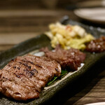 炙りにく寿司食べ放題と食べ飲み放題 個室居酒屋 灯 - 
⭐️自家製南蛮味噌のあぶり牛タン@1200
今日イチのこの一品！！美味しすぎる٩̋(๑˃́ꇴ˂̀๑)タンってこんなに柔らかい？？肉厚なのに！もう一皿欲しかったぁ★★★★★٩̋(๑˃́ꇴ˂̀๑)