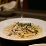 炙りにく寿司食べ放題と食べ飲み放題 個室居酒屋 灯 - ⭐️ポルチーニだけと3種のキノコのクリームパスタ　間違いない美味しさ！クリームによく絡んで美味しいパスタ。