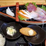 どまん中 - 本日の厳選刺身定食全景