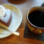 カフェ 崖の上 - ガトーショコラ+マイルドコーヒーのセットは980円+税