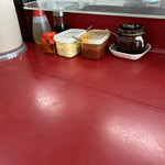 ラーメン 杉田家 千葉祐光店 - 卓上調味料
                                
                                
                                酢、胡椒、辛味噌、おろし生姜、おろしニンニク（行者ニンニク）
                                
                                追加薬味で刻み生姜