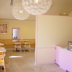 カフェSAWAYAテラス - ピンクを基調としたかわいらしい店内です。