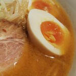 札幌味噌麺 優 - アップで 油で覆われてます