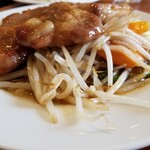 レストラン・サカキ - 肉の下には野菜炒めとマッシュポテト