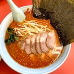 ラーメン 山岡家 - 真紅のスープは、一度沈んだら罹患する沼。