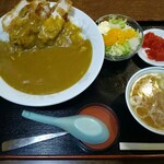 みのや - 定食のような、カツカレー。　このカレー、見た目よりかなり旨い。