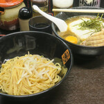 旨辛タンメン 荒木屋 - 月見とろろ醤油つけ麺900円、にチャーシュー100円