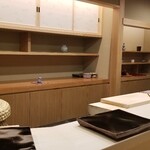 日本橋蛎殻町 すぎた - 店内装飾
      シンプルですっきりした内装
      凜としつつも穏やかな空気に包まれています。