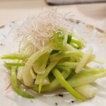 日本橋蛎殻町 すぎた - (01)浅葱(アサツキ)の新芽のお浸し
      新名所は春らしく爽やかでスッキリした甘みがあります。