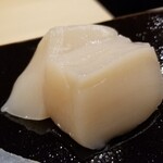 日本橋蛎殻町 すぎた - (02)帆立(北海道野付半島産)
      産卵期は春~初夏、旬は晩秋~初夏
      飴色で透明感のある身、プリプリとして軟らかく、一口で頬張ると口腔内に豊潤な旨みが拡がります♪ヽ(´▽｀)/