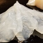 日本橋蛎殻町 すぎた - (03)皮剥(熊本県産)のお造り、肝醤油付き
      産卵期は初夏～夏、旬は秋～冬
      皮剥は驚くほど透明感があり、その透明な身に細かなサシが入っています。