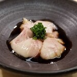 日本橋蛎殻町 すぎた - (03)肝醤油
      肝醤油に入っている肝が全く臭みが無く、その手当てに驚きます。
      まるで船の上で釣り立てを捌いた様な香りに圧倒されてしまいます。