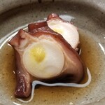 日本橋蛎殻町 すぎた - (04)真蛸(神奈川県佐島産)の軟か煮
      産卵期は初夏～初秋と晩秋～冬
      ひと口噛んでプルプルでトロトロに驚く！
      優しくもしっかりした旨みが口腔内に拡がります。