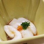 日本橋蛎殻町 すぎた - (05)真鯛(産地聞き忘れ)の白子ポン酢
      産卵期は春～初夏、旬は秋～晩冬
      真鯛は全て雌で産まれて2歳でほぼ全数が雄に性転換します
      でも50cmを超え大人になると雄雌同数になるように雄→雌に性転換