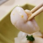 日本橋蛎殻町 すぎた - (05)真鯛(産地聞き忘れ)の白子ポン酢
      虎河豚や真鱈ほど濃厚ではなく、真鯛の白子特有の柔らかなコクを味わうと春の訪れを感じます。