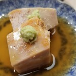 日本橋蛎殻町 すぎた - (06)鮟肝(北海道余市産)の煮付け
                                鮟鱇の産卵期は春～初夏、旬は秋～春。
                                少し甘みのある煮付け
                                滑らかクリーミーでコクがあるのに、臭み無く後味のクリア！
                                仕込みの技術の高さが際立ちます。