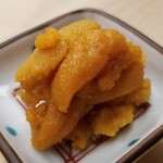 日本橋蛎殻町 すぎた - (08)蝦夷馬糞雲丹(北海道産)の佃煮
      産卵期は夏～秋、旬は初夏～夏。
      水分を脱水してあり、濃厚な甘みを感じます。
      しかし蝦夷馬糞雲丹の雑味は全く感じないので極上のものなのでしょうね。