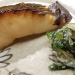 日本橋蛎殻町 すぎた - (09)真名鰹(産地聞き忘れ)の西京焼き
      (10)胡瓜の胡麻和え
      何気なく添えられた胡瓜の胡麻和えもハイクオリティです。
      全体のレベルの高さにちゃんと合ってます！