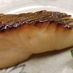 日本橋蛎殻町 すぎた - (09)真名鰹(産地聞き忘れ)の西京焼き
      産卵期は初夏~夏、旬は冬~初夏
      真名鰹は特に独特な香りがする魚なのですが全く気になりません！(驚)
      火入れ抜群で大当たりです♪