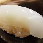 日本橋蛎殻町 すぎた - (13)墨烏賊(正式名:甲烏賊)(産地聞き忘れ)
      産卵期は春～初夏、旬は冬～春、寿命1年
      寝かせは軽めでサクサクとした食感。
      同時に甘さも引き出されています。