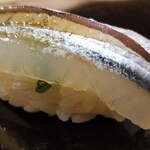 日本橋蛎殻町 すぎた - (14)細魚(三重県産)
      産卵期は春～夏、旬は冬~春
      閂よりも少し小さいサイズですが、透明感があり、全く臭みがありません！
      味わいも爽やかな脂の甘さが楽しめ、私の知る中では、最上で絶品です！