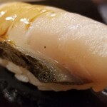 日本橋蛎殻町 すぎた - (15)鰆(千葉県銚子産)
      産卵期は早春～晩春、旬は秋～晩冬
      太平洋側は産卵直前の時期なのに脂のりが良くて、驚きました。
      絶妙な仕込みの技で旨みと甘みが増し増しです。