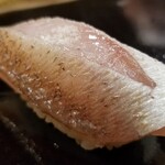 日本橋蛎殻町 すぎた - (16)春日子(血鯛の子)(茨城県大洗産)
      産卵期は秋、旬は春~夏
      モチモチとした食感に驚かされ、その後の旨みの奔流にも驚きました。
      なのに全く臭みが無い。
      仕込みの技術の高さに圧倒されます。