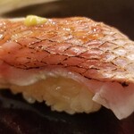 日本橋蛎殻町 すぎた - (20)炙り金目鯛(千葉県勝浦産)
      産卵期は夏、旬は秋～晩冬。
      金目鯛は旬から外れ脂のりが穏やかになる時期ですが、炙りにより加熱にされ脂が活性化し旨みが大波となって押し寄せます。