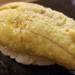 日本橋蛎殻町 すぎた - (21)北紫雲丹(青森県大間産)
      北紫雲丹の産卵期は秋、旬は春～夏。
      大きな北紫雲丹がタップリ。
      握りでも雲丹の粒が潰れていません！
      シャリのほどけを楽しみ、北紫雲丹の品のある甘みが口に拡がります