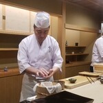 日本橋蛎殻町 すぎた - 握る姿が格好良い、フォームに余分な力が入っておらず美しいですね。